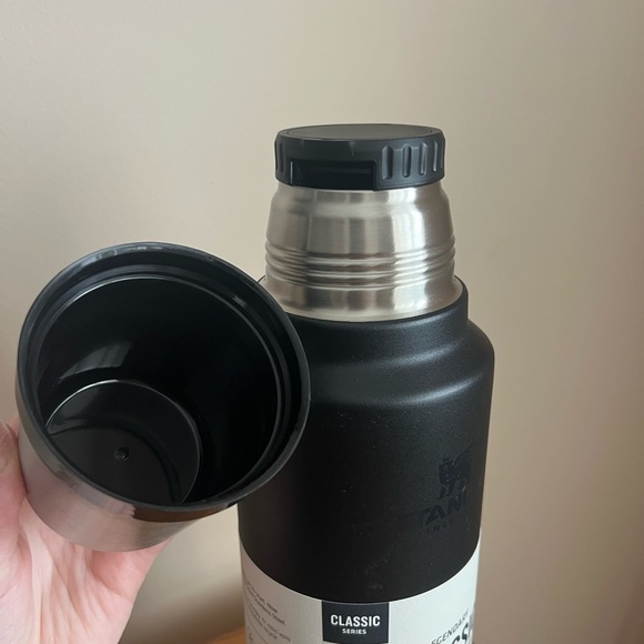 Stanley Black The Legendary Classic Bottle 1.5 QT 1.4 L NWT - Picture 5 of 5